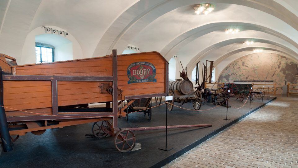 Expozice zemědělských strojů z konce 19. století