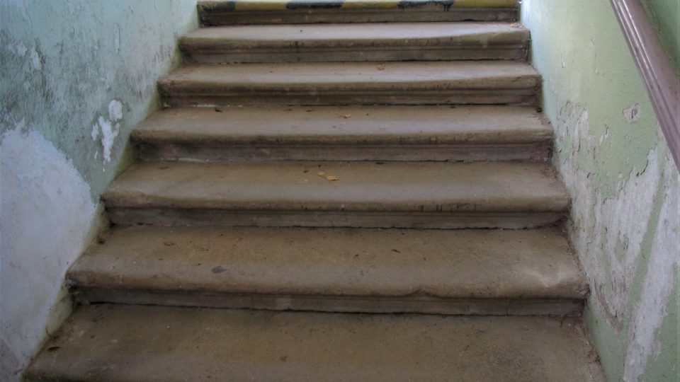 Původní schody ve schodišťové věži továrny 