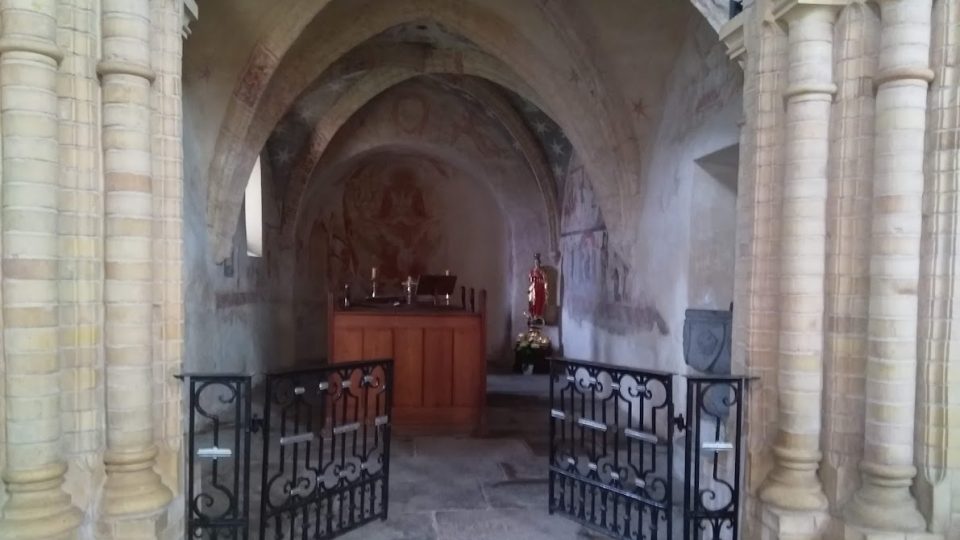 Původní románská kaple hosínského kostela svatého Petra a Pavla