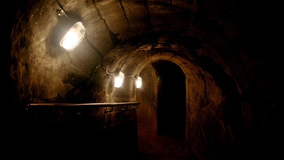 Labyrint vysokomýtskeho podzemí působi tajuplně i tam, kde je osvětlení