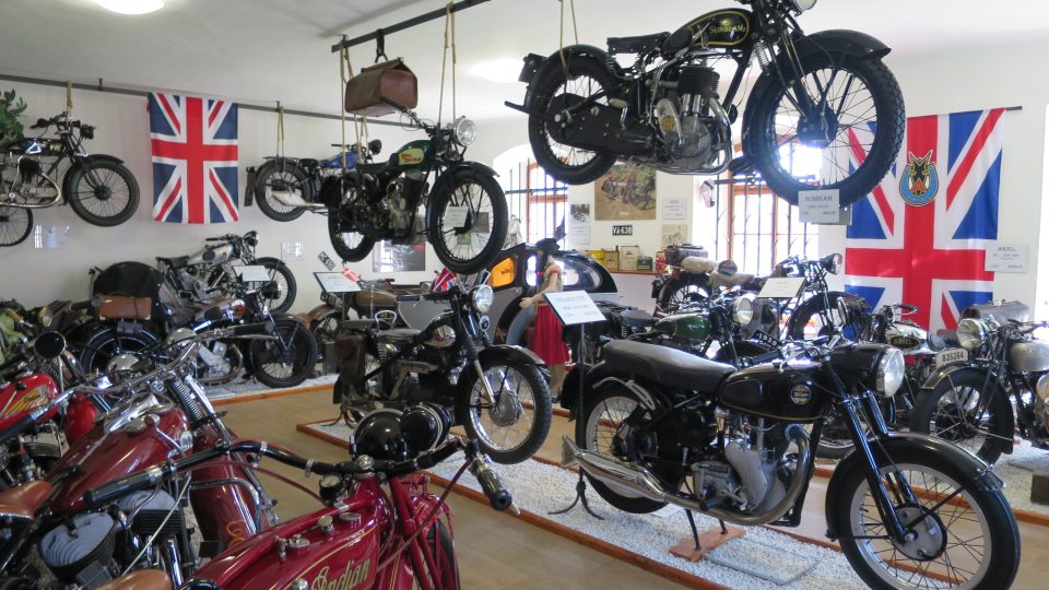 Expozice britských a amerických motocyklů