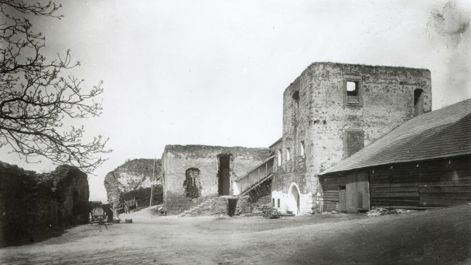 Tak vypadal areál hradu na konci 19. století. Pohled na první nádvoří s hospodářským dvorem
