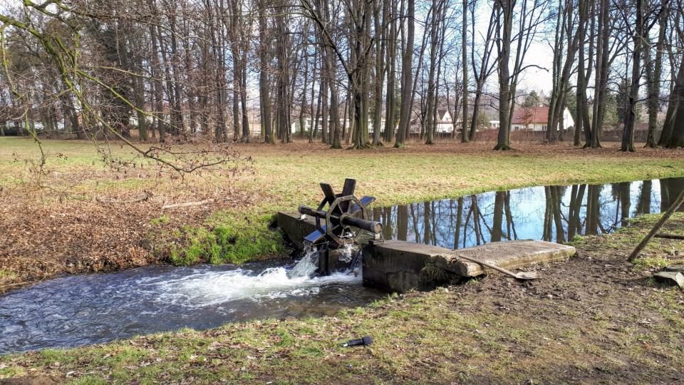 Vodní mlýnek byl v parku zámku Paskov postaven původně pro dětskou akci Pohádkový zámek. Dnes klape návštěvníkům pro radost
