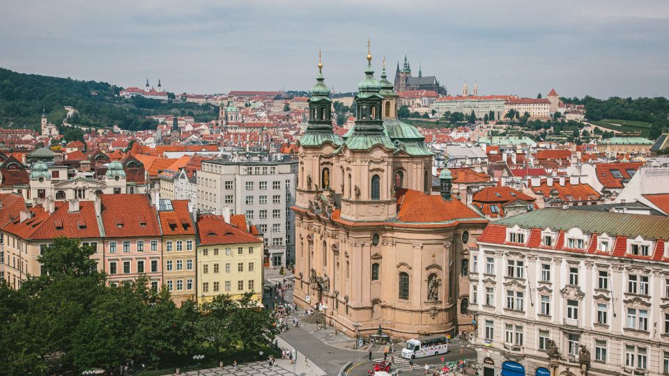 Pohled na chrám sv. Mikuláše na Starém Městě. Autorem projektu byl slavný architekt pražského baroka Killian Ignác Dienzenhofer. Hlavní průčelí chrámu směřovalo původně do malého náměstí zvaného kurný trh. V pozadí je Pražský hrad