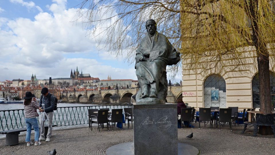 Socha Bedřicha Smetany od Josefa Malejovského tu stojí od roku 1984