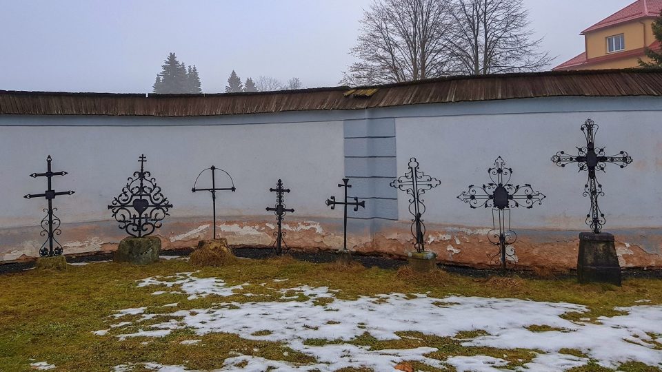 U stěn morového hřbitova jsou vystavené litinové kříže