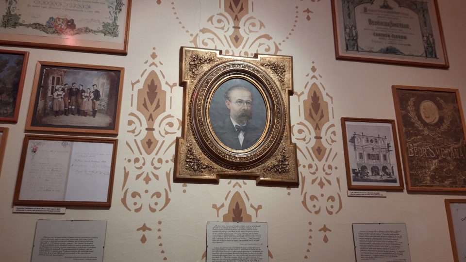 V Jabkenicích Bedřich Smetana napsal opery Hubička, Tajemství a Čertova stěna. V malém muzeu najdete řadu zajímavch rodinných památek