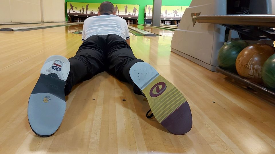 Honza Kolář pro lepší představu předvádí podrážky bot na bowling