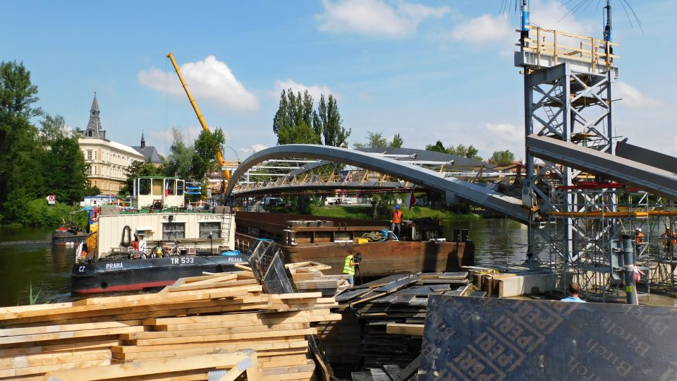 Stavbaři usazují 400 tun těžký most přes Labe v Nymburce z nákladní lodě