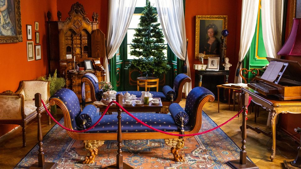 Prohlídky nazvané „Příběh vánočního stromečku“ vedou komnatami kolem 21 ozdobených stromků