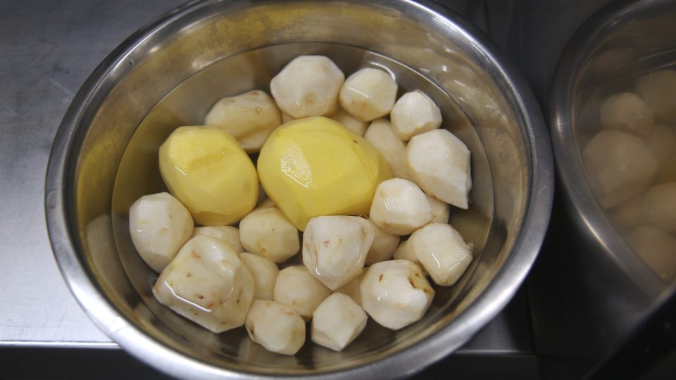 Oloupané topinambury a brambory