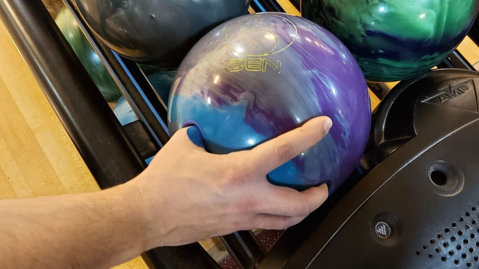 Bowlingová koule má otvory navrtané podle velikosti ruky hráče
