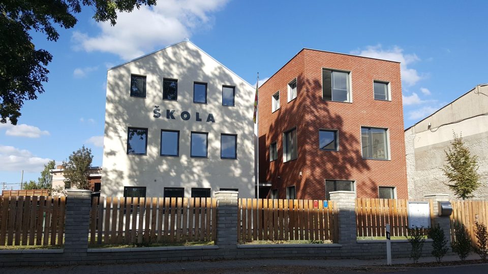 Malá budova školy v Hovorčovicích u Prahy pochází z roku 2015
