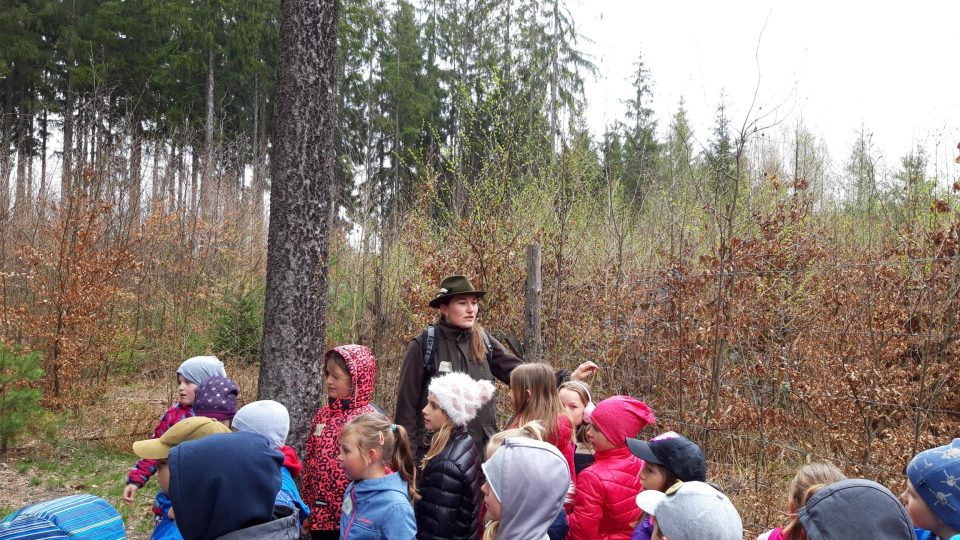 Lesní pedagožka Petra Večeřová děti učí, jak se chovat v lese - foto Bára Kvapilová.jpg