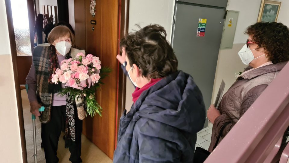 Paní Naděžda Řeháková přijímá gratulanty ke svým stým narozeninám