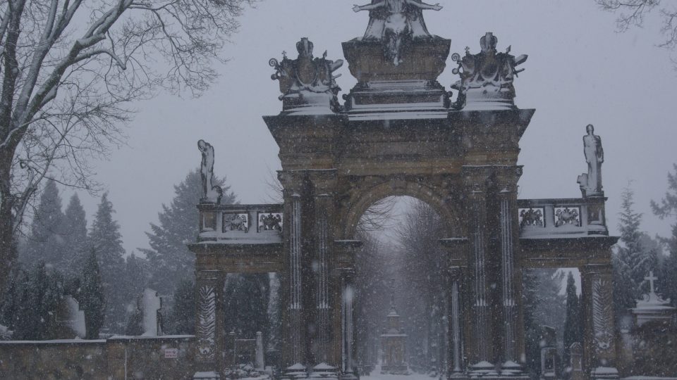 Hořickou chloubou a jedinečnou památkou v sousedství Riegrova obelisku je hřbitovní portál na vrchu Gothard