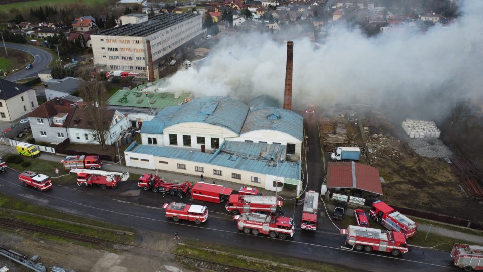 Požár haly na zpracování dřeva v Čelákovicích
