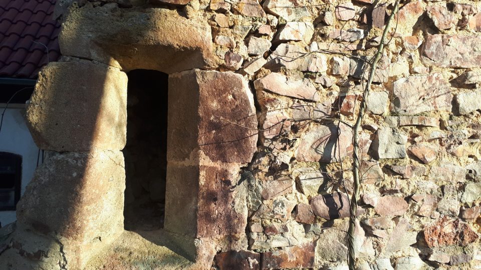 Stará románská zeď s oknem je jedním z pozůstatků nejstarší části probošťství