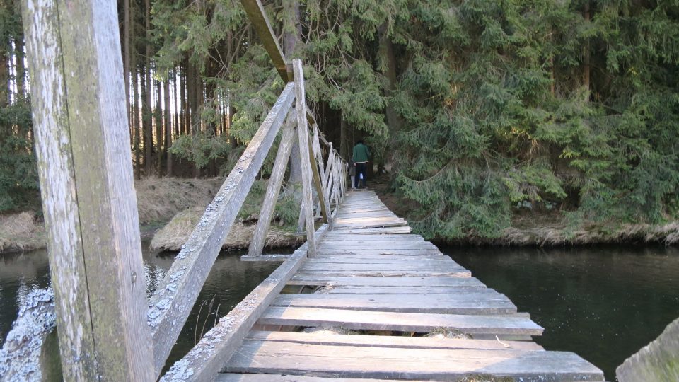 Po dřevěném mostě přes Chrudimku musíte jít opatrně