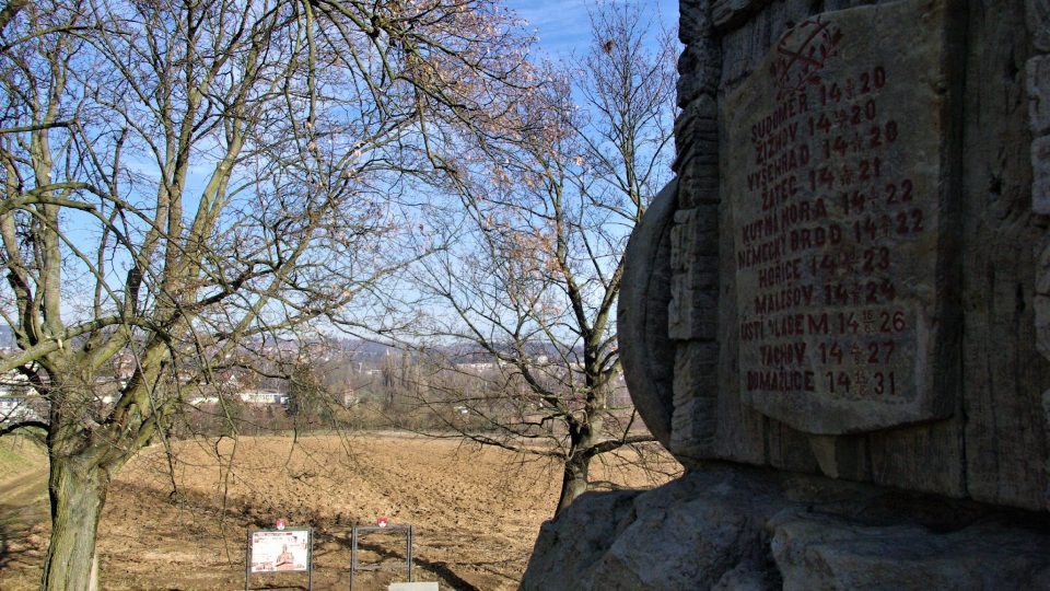 Na pomníku si výletník může přečíst seznam vítězných husitských bitev