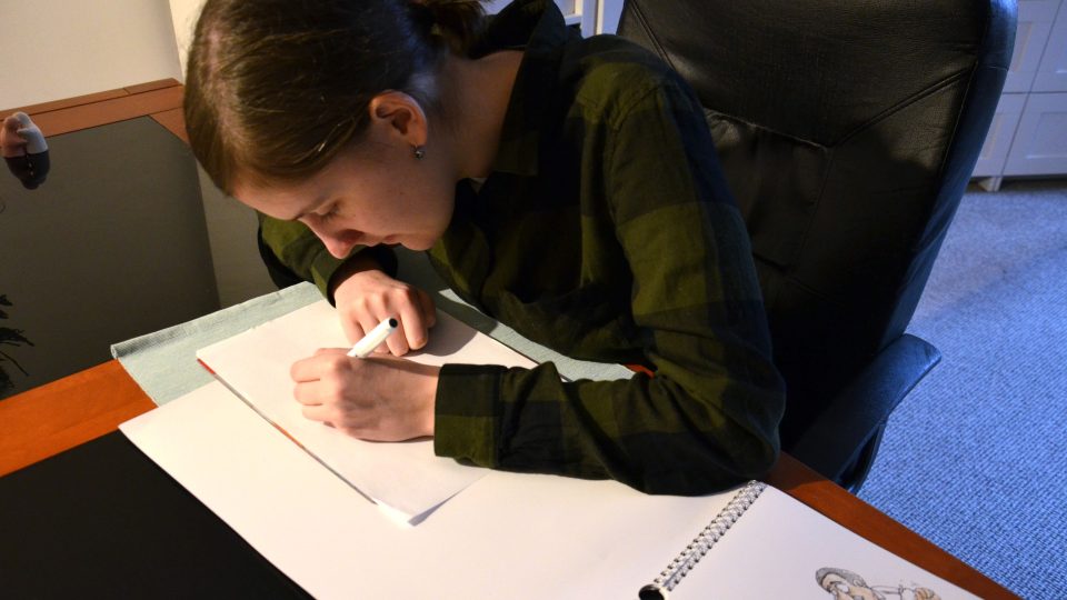 Marie na kreslení používá fixy s širším hrotem
