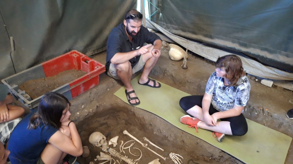 Děti se v HistoryParku Ledčice zahrají na archeology a budou pátrat po tom, kdo a kdy tu byl pohřbený 