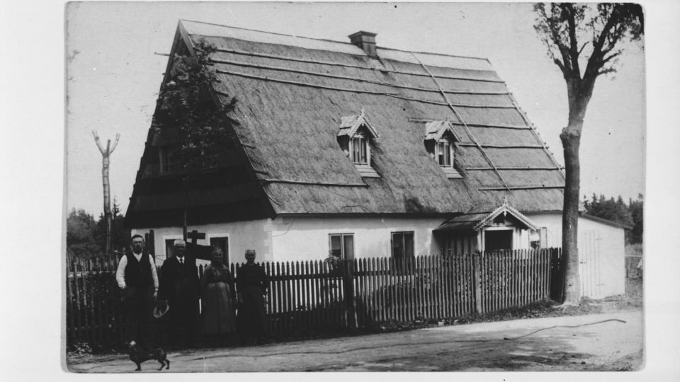 Adolfov v letech 1912 až 1924, domek uprostřed obce s původními majiteli