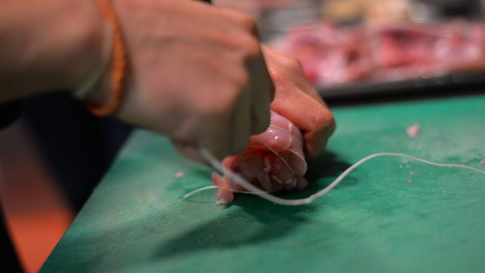 Do osoleného a opepřeného masa se vloží klínek slaniny a maso se zabalí