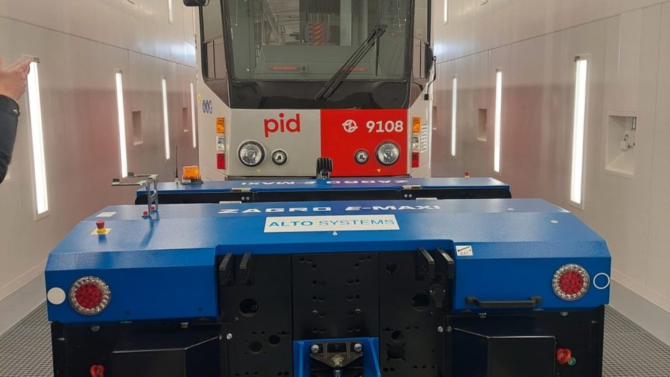První průjezdný lakovací box pro vícečlánkové tramvaje v Praze