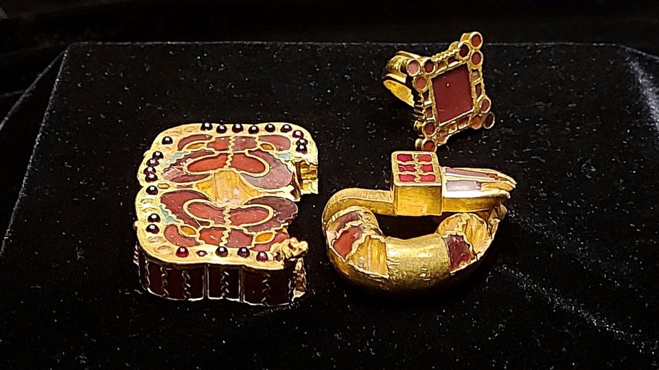 Nádherná opasková přezka patřila patrně germánskému králi, Výstava Záhada zlatých šperků objasňuje její příběh