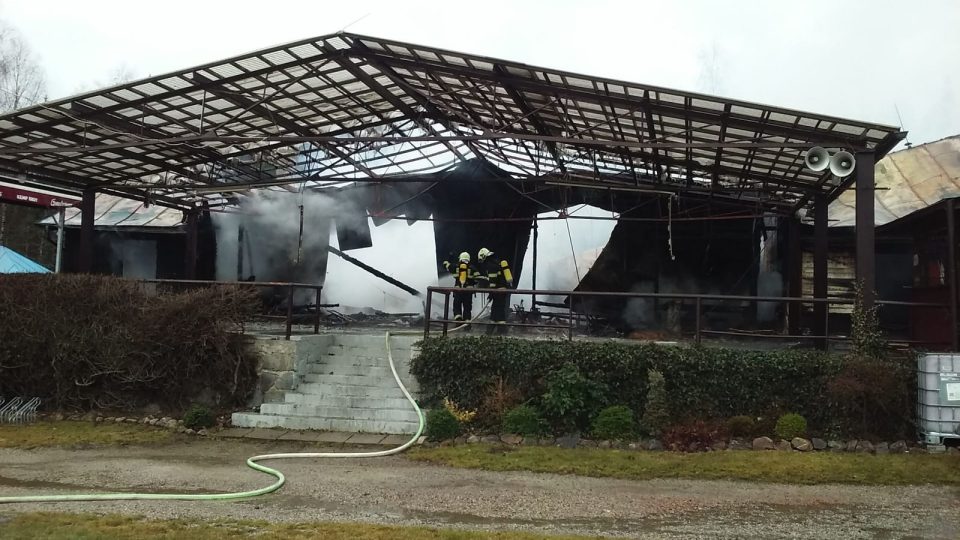 Střecha menší budovy v areálu ve Věšíně kompletně vyhořela