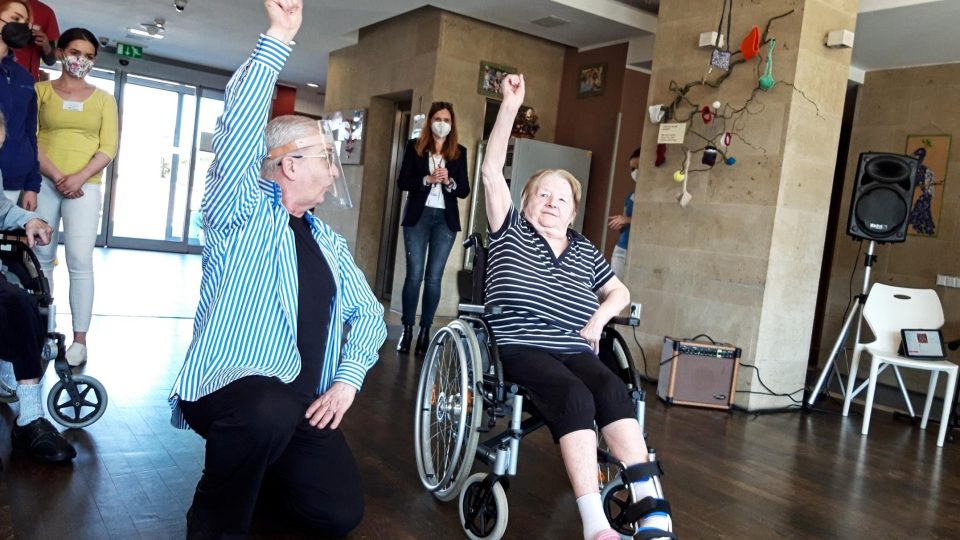 Tančit lze i na vozíku. V Alzheimercentru lidé na vozíku tančili valčík i polku