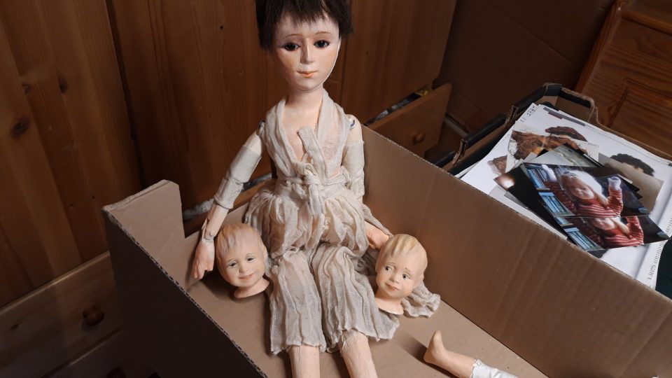 Milada Herynková umí hračky nejen opravit, ale pustila se i do výroby vlastních panenek