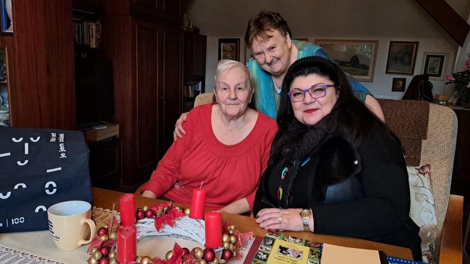 Setkání Heleny Červené (vlevo) s Janou Chládkovou byla přítomná rodinná přítelkyně Božena Krišťanová (uprostřed)