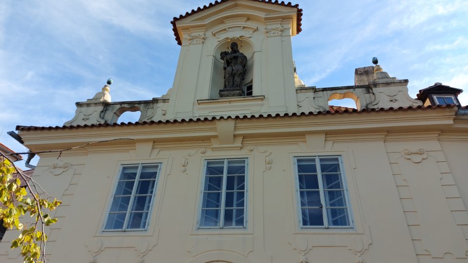 V nice domu u místa vylovení sv. Jana Nepomuckého z Vltavy je jeho socha, kde drží v ruce kromě kříže i Palladium země České