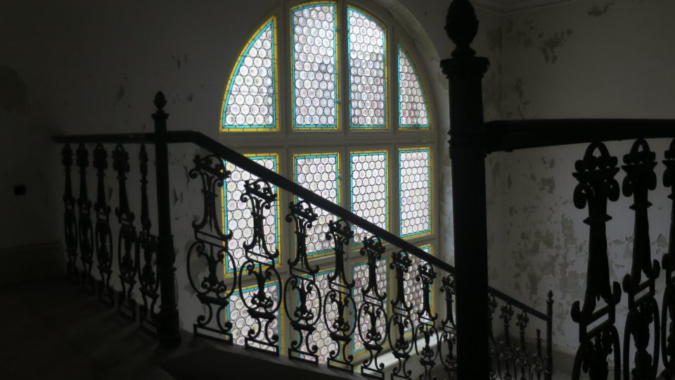 Vitrážové okno chodby Larischovy vily je už zrestaurované