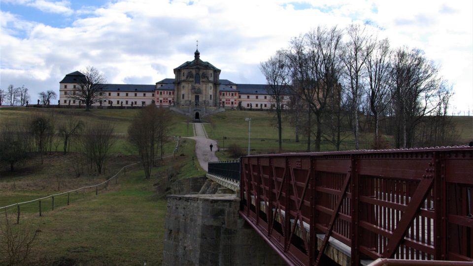 Most je spojnicí obce Kuks s barooním hospitalem  