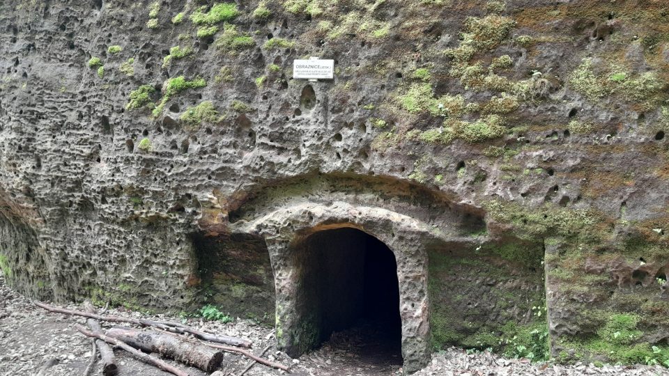 Jeskyně Obraznice je dílem člověka. Za třicetileté války v ní místní schovávali obrazy