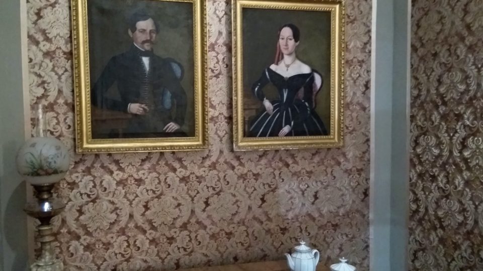 Portrét poslance Fábera a jeho ženy, majitelů domu, kde nyní sídlí muzeum v Bechyni