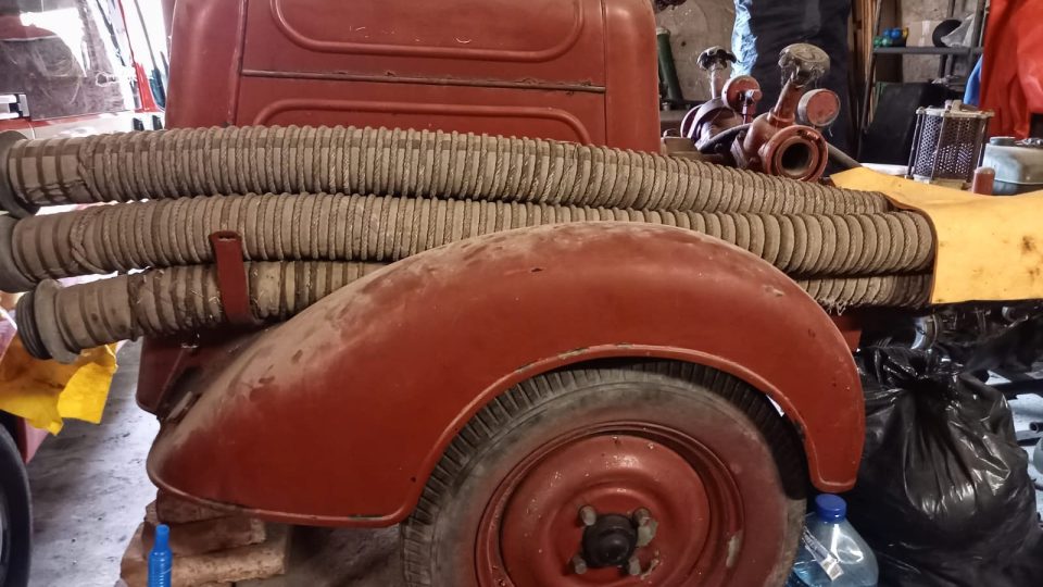 Čerpadlo, které má originální pneumatiky značky Baťa