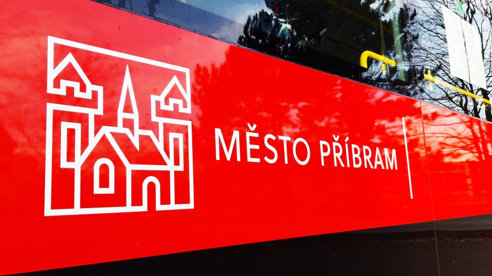 Nové nízkopodlažní autobusy jsou červené a mají na kapotě logo města