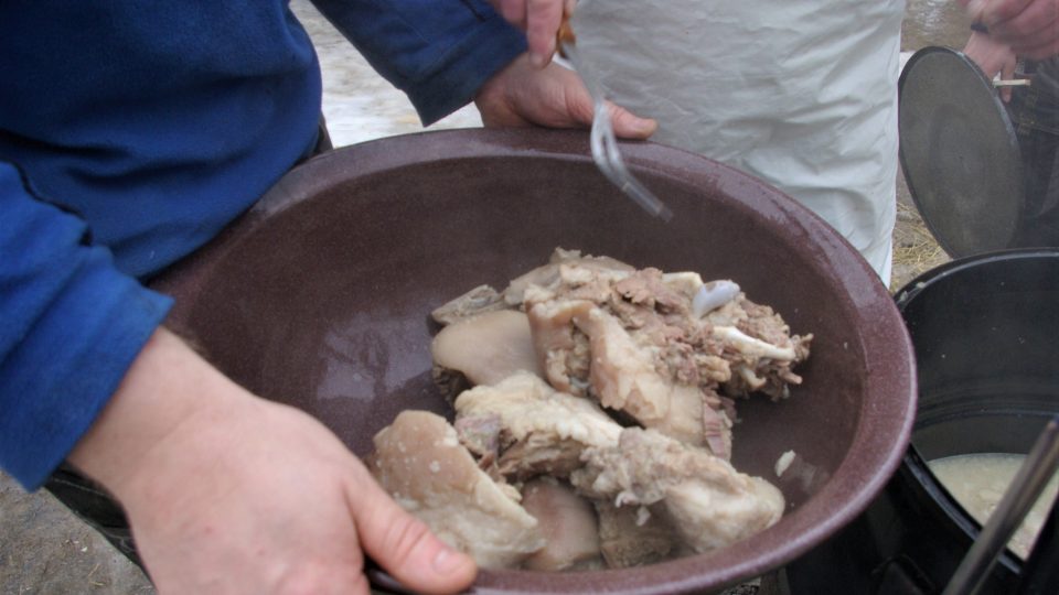 Ovarové maso už je uvařené. Kvalitní vývar bude základem i pro tradiční černou polévku