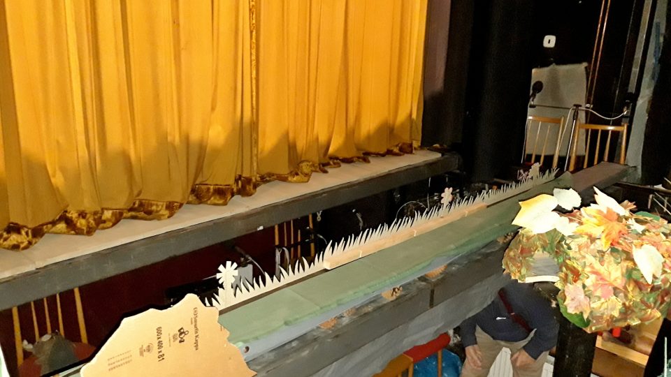 V rakovnickém divadélku Před branou mohou hrát loutkáři s maňásky i s marionetami. Tady pohled ze zákulisí na oponu. Za ní už jsou řady lavic pro malé diváky - foto Bára Kvapilová.jpg
