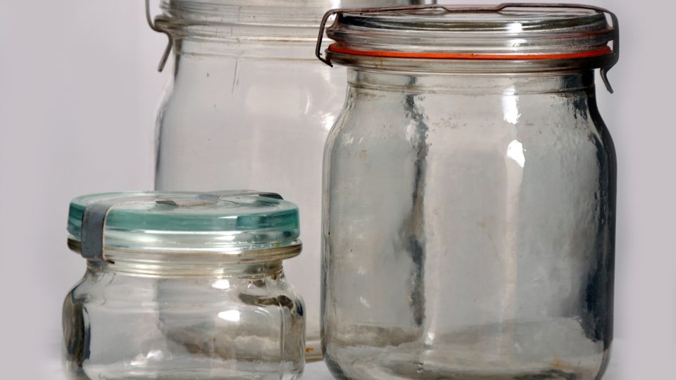 Zavařovací sklenice se skleněnými víčky, pryžovými kroužky a kovovými pery zvané rýhovky