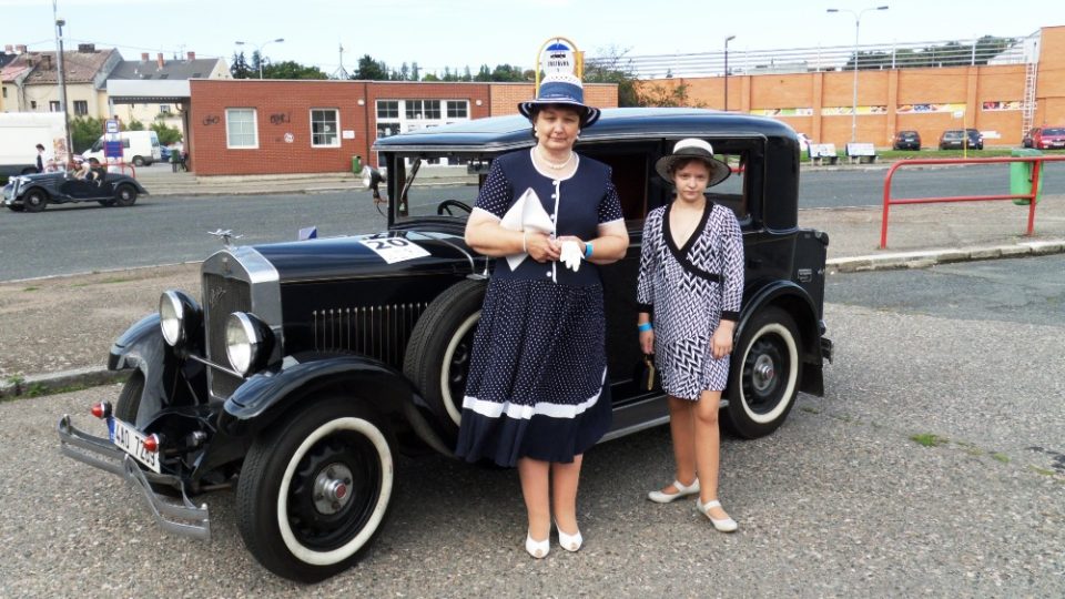 Posádka vozu na závodech - paní Bergová s dcerou, dobově oblečeni ke svému vozu Praga Picolo
