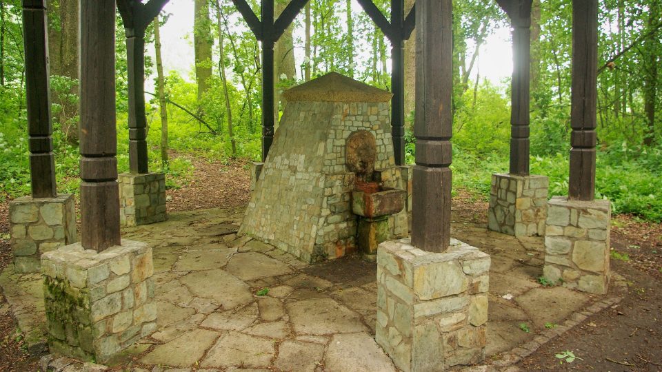Pavilon s pramenem železité kysibelky v parku Bažantnice, který střeží reliéf s lví hlavou