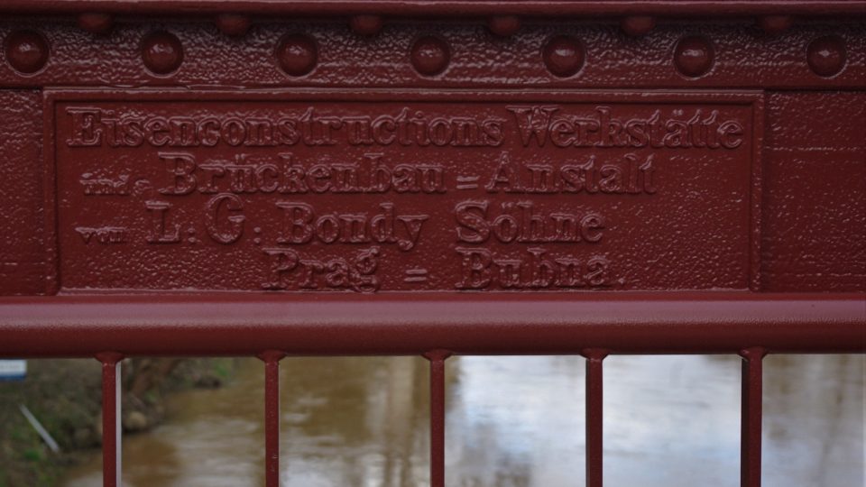 Druhá litinová tabulka připomíná původního výrobce ocelového mostu v Kuksu také v německém jazyce