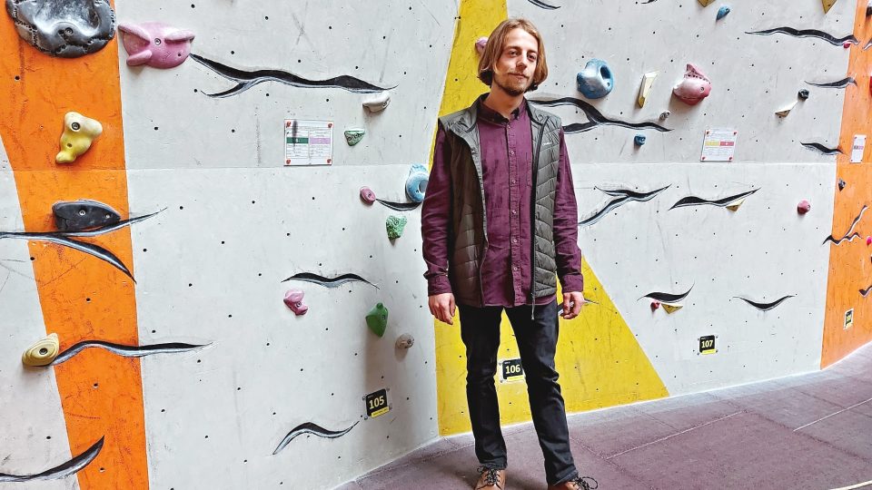 V Lezeckém centru SmíchOFF se Matěj Fischer poprvé seznámil s lezením po stěnách