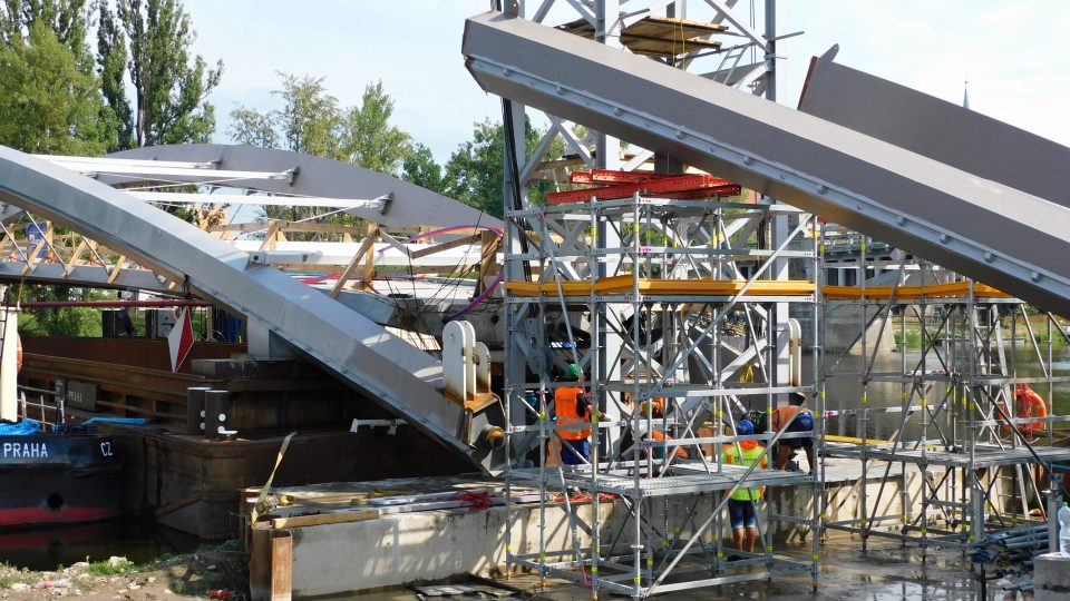 Stavbaři usazují 400 tun těžký most přes Labe v Nymburce z nákladní lodě