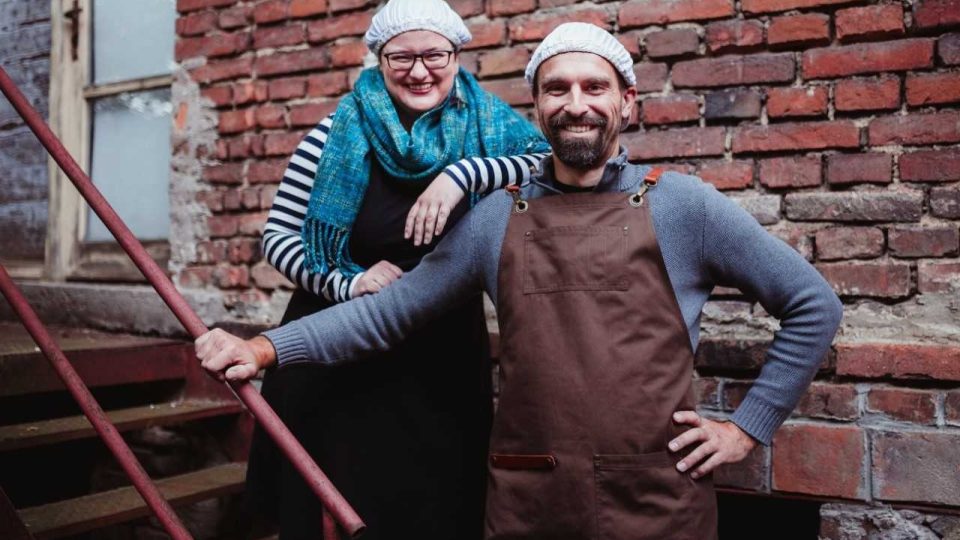 Manželé Lada a Pavel Bartošovi ročně vyrobí asi 13 000 tabulek čokolády